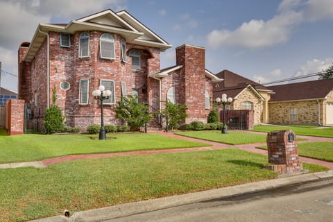 Spacious New Orleans Retreat w/ Wet Bar + Yard! House in Terrytown