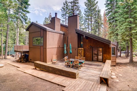 Tahoe Donner Cabin Near Slopes & Lake! House in Truckee