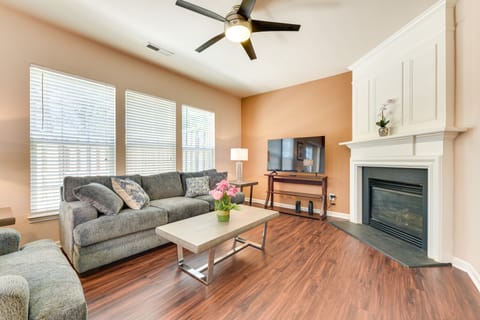 Charlotte Townhome w/ Deck: 18 Mi to Downtown! Apartment in Ballantyne