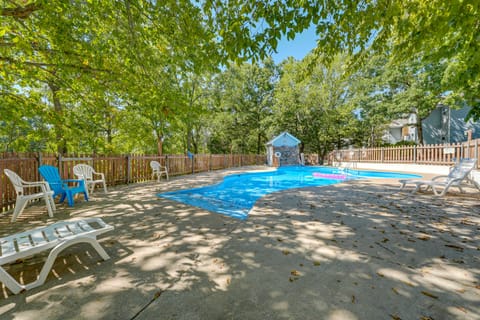 Branson Getaway: Deck w/ Pool View + BBQ Grill! House in Indian Point