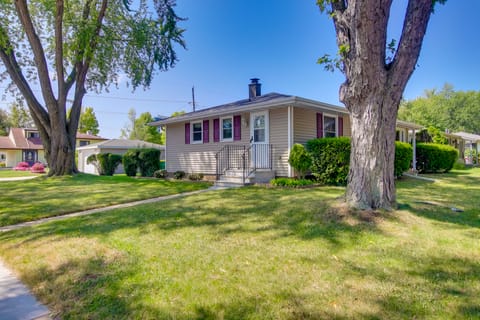 Retro Green Bay Home: Steps to Lambeau Field! House in Ashwaubenon