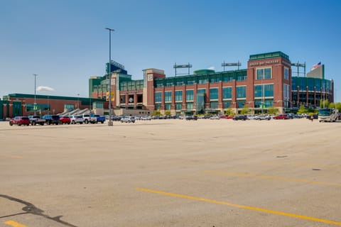 Retro Green Bay Home: Steps to Lambeau Field! House in Ashwaubenon