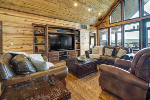 Cabin w/ Game Room & Hot Tub in Broken Bow! House in Oklahoma