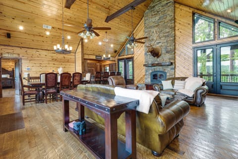 Cabin w/ Game Room & Hot Tub in Broken Bow! House in Oklahoma