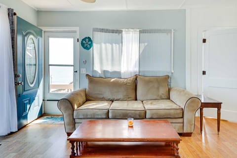 Scenic Geneva Cottage w/ Lake Erie Beach Access! Cottage in Geneva-on-the-Lake