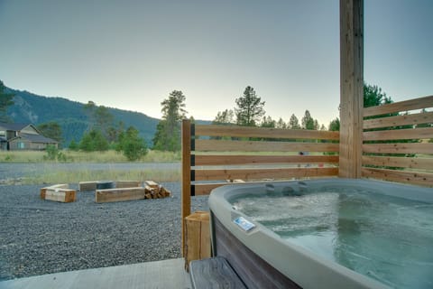 Modern Donnelly Cabin w/ Private Hot Tub House in Valley County