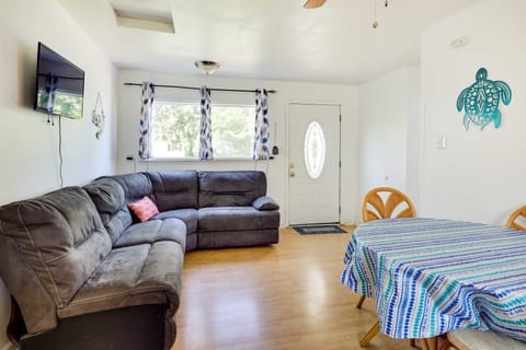 Lakefront Geneva Vacation Rental - Walk to Strip! Cottage in Geneva-on-the-Lake