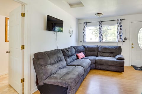 Lakefront Geneva Vacation Rental - Walk to Strip! Cottage in Geneva-on-the-Lake