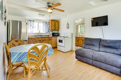 Lakefront Geneva Vacation Rental - Walk to Strip! Cottage in Geneva-on-the-Lake