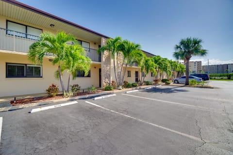 Cocoa Beach Condo w/ Community Pool & Hot Tub! Apartment in Cocoa Beach