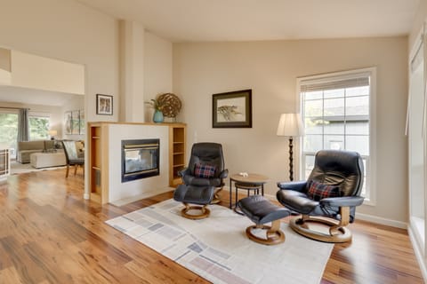 Tasteful Tualatin Home: 40 Mi to Willamette Valley House in Clackamas County