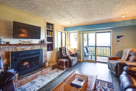 Cozy Beech Mountain Condo w/ Fireplace Near Skiing Apartment in Beech Mountain