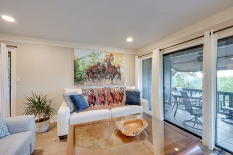 Luxury Lakefront Hot Springs Condo w/ Pools! Apartment in Lake Hamilton