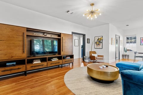 2 Mi to Downtown Austin: Family Home w/ Porch! House in Austin