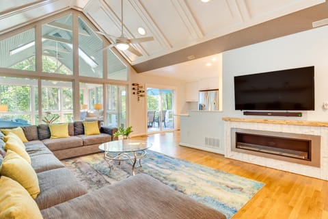 Blue Ridge Mountain Retreat: Deck & Sunroom! House in Asheville