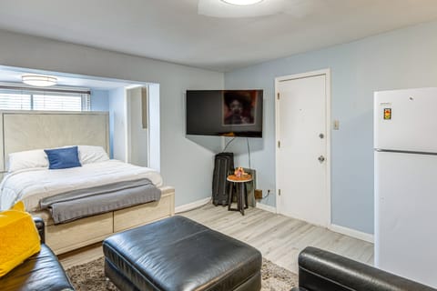 14 Mi to Dtwn Chicago: Studio in Ashburn! Apartment in Chicago