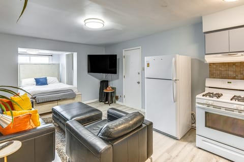 14 Mi to Dtwn Chicago: Studio in Ashburn! Apartment in Chicago