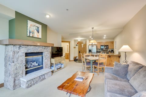 Ski-In Breckenridge Condo w/ Fireplace + Balcony! Apartment in Breckenridge