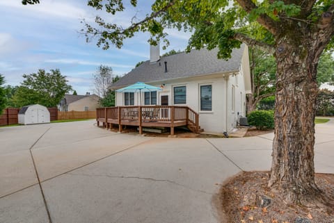 Welcoming Norcross Cottage w/ Deck + Shared Grill! Cottage in Norcross