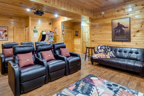 Gatlinburg Getaway: Private Hot Tub & Fireplace! House in Gatlinburg