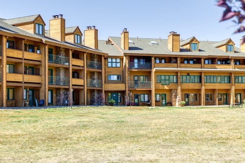 2 Mi to Granby Ranch: Mtn Condo w/ Hot Tub! Apartment in Granby