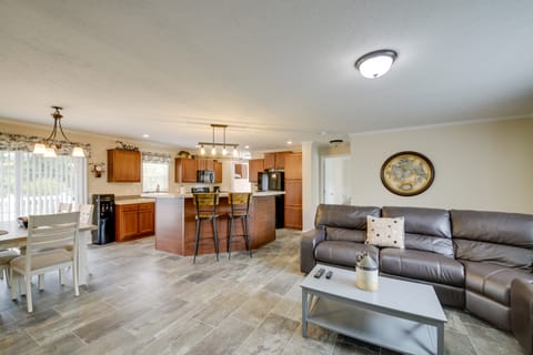 Efficiently Equipped Lewis Home: Deck & Gas Grill! House in Indiana