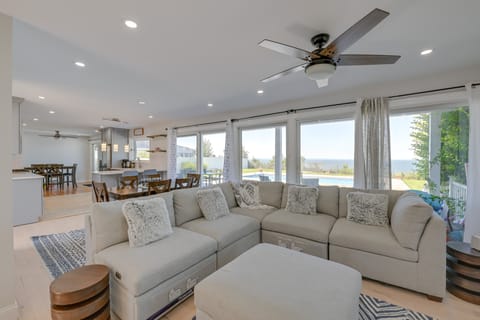 Spacious Rocky Point Retreat w/ Al Fresco Dining! Haus in Sound Beach