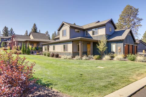 Modern Bend Home w/ Private Hot Tub & Fireplace House in Deschutes River Woods