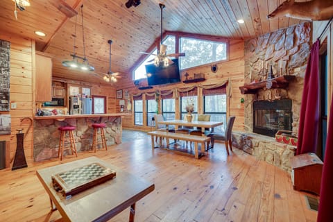 Fort Towson Cabin < 1 Block to Raymond Gary Lake House in Oklahoma