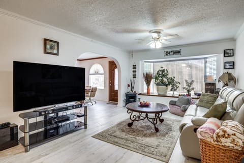 Salem Getaway w/ Hot Tub Near Parks & Boating! House in Salem