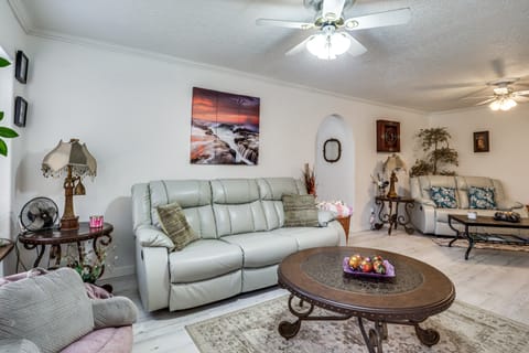 Salem Getaway w/ Hot Tub Near Parks & Boating! House in Salem