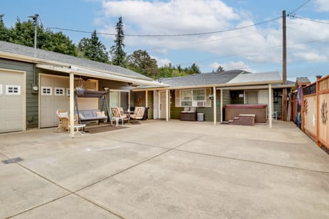 Salem Getaway w/ Hot Tub Near Parks & Boating! House in Salem