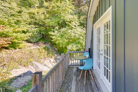 Charming Claverack Retreat w/ Serene Deck! Appartement in Hollowville