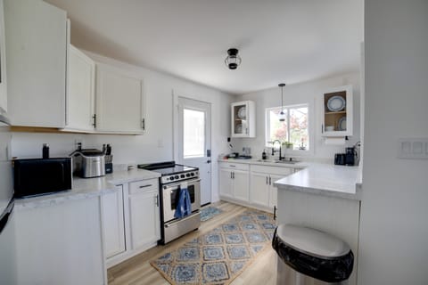 Stylish Grass Lake Retreat - Steps to Park! Cottage in Ohio