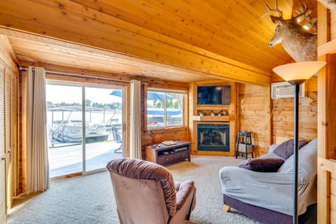 Lakefront Wisconsin Escape w/ Boat Dock & Kayaks! Cottage in Okauchee Lake