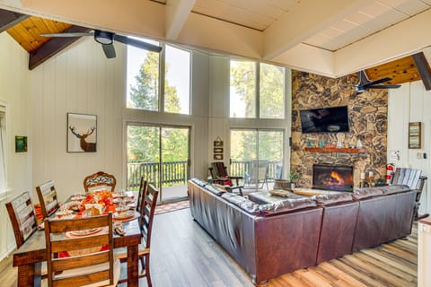 2 Mi to SkyPark at Santa's Village: Family Cabin House in Lake Arrowhead