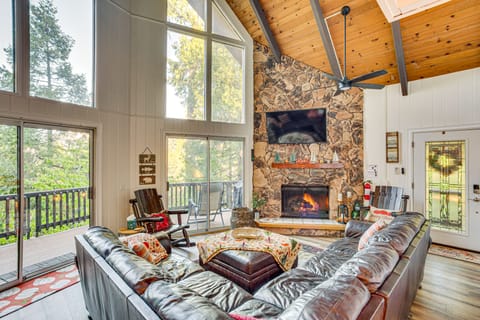 2 Mi to SkyPark at Santa's Village: Family Cabin House in Lake Arrowhead