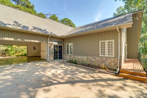 Fairfield Bay Retreat w/ Fireplaces & Lake Access House in Fairfield Bay