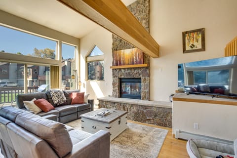 Cozy Colorado Retreat w/ Deck, Grill & Pool Access Apartment in Edwards