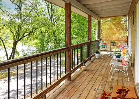 Lakefront Cottage by Little Golden Gate Bridge Cottage in Carroll County