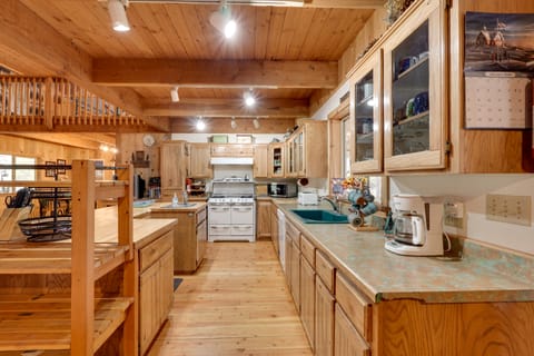 Pet-Friendly House w/ Deck: Near Crater Lake! House in Oregon