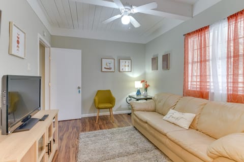 Galveston Vacation Rental < 1 Mi to Pleasure Pier! Apartment in Galveston Island