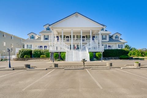 Ocean Shores Condo w/ Private Tub < 1 Mi to Beach! Apartment in Ocean Shores