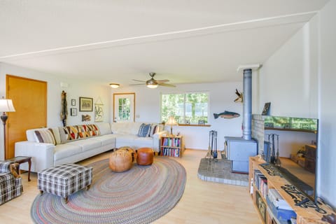 Hoodsport Vacation Rental w/ Deck & Canal Views! House in Hood Canal