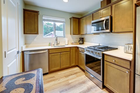 Easy Commuting! Modern SeaTac Unit w/ Fireplace Apartment in SeaTac