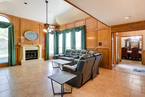 Expansive Texas City Retreat ~ 16 Mi to Galveston! House in Texas City