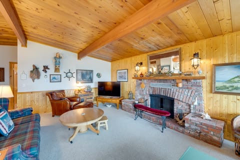 Serene Island Retreat w/ Beach Access & Mtn Views! Cottage in Whidbey Island