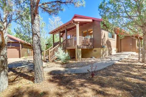 Pet-Friendly Show Low Cabin w/ Patio & Gas Grill! House in Show Low