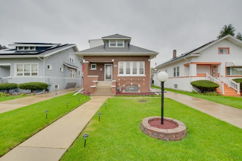 13 Mi to Dtwn Chicago: Maywood Home w/ Fireplace Casa in Maywood