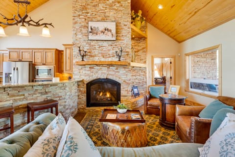 Hot Tub & Fire Pit: Idyllic Getaway in Angel Fire! House in Angel Fire